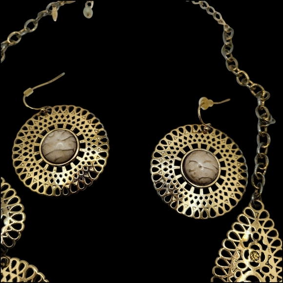 Elegant Gold Statement Necklace and Earring Set - Picture 2 of 3